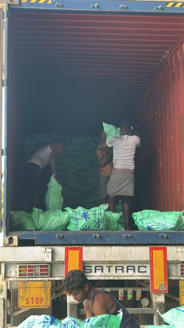 Loading export sacks into the container