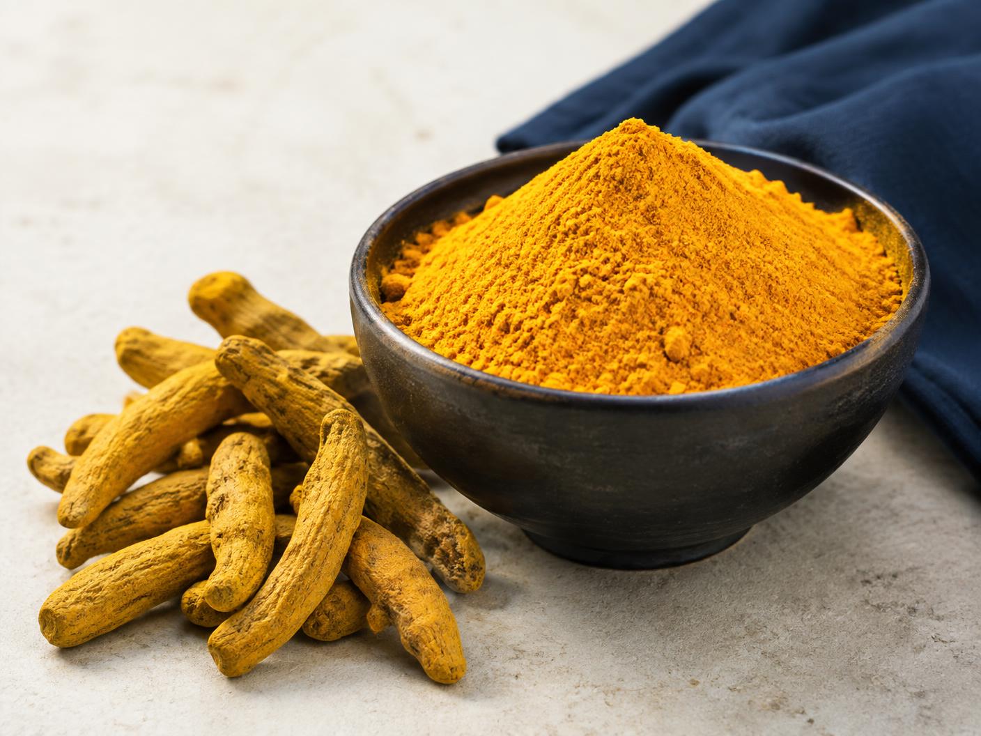 Natural golden turmeric powder with whole dried turmeric fingers